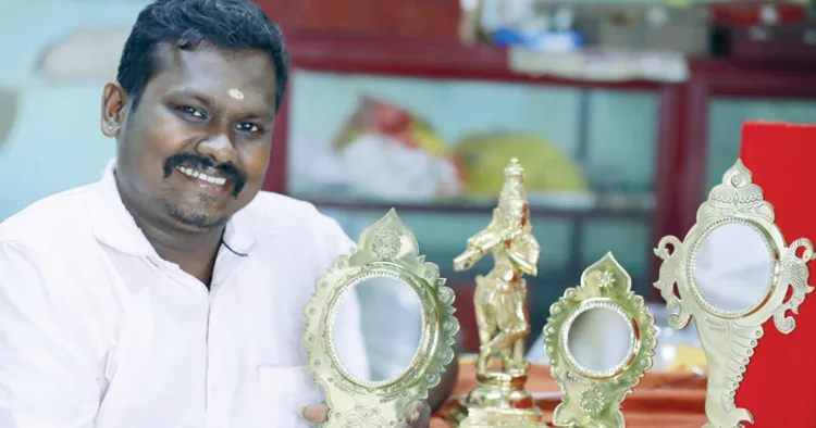 മുരുകന്‍ രാജന്‍ ആചാരി നിര്‍മിച്ച ആറന്മുള കണ്ണാടികള്‍