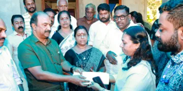 ആനക്കോട്ടൂരില്‍ രക്ഷാപ്രവര്‍ത്തനത്തിനിടയില്‍ കൈവരി ഇടിഞ്ഞുവീണ് മരിച്ച അര്‍ച്ചനയുടെ മൂന്ന് കുട്ടികളെ ശിശുക്ഷേമ സമിതി ഏറ്റെടുക്കുന്നതിനുള്ള ഫയലുകള്‍ ധനകാര്യ മന്ത്രി കെ.എന്‍. ബാലഗോപാല്‍ ജില്ലാ ശിശു സംരക്ഷണ ഓഫീസര്‍ രഞ്ജിനിക്ക് കൈമാറുന്നു