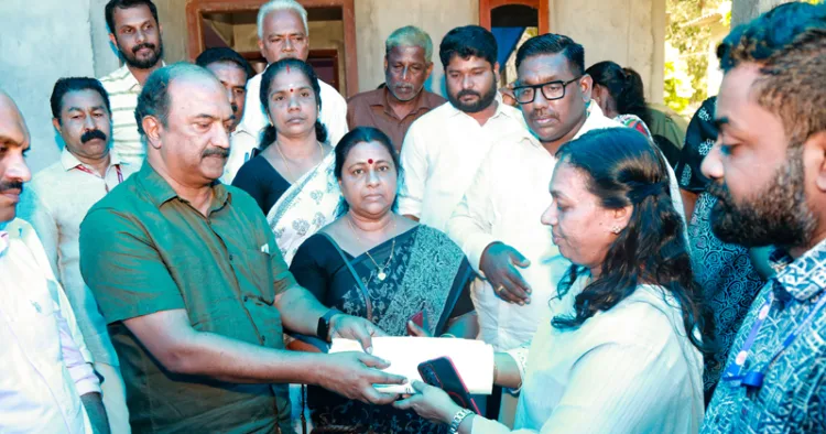 ആനക്കോട്ടൂരില്‍ രക്ഷാപ്രവര്‍ത്തനത്തിനിടയില്‍ കൈവരി ഇടിഞ്ഞുവീണ് മരിച്ച അര്‍ച്ചനയുടെ മൂന്ന് കുട്ടികളെ ശിശുക്ഷേമ സമിതി ഏറ്റെടുക്കുന്നതിനുള്ള ഫയലുകള്‍ ധനകാര്യ മന്ത്രി കെ.എന്‍. ബാലഗോപാല്‍ ജില്ലാ ശിശു സംരക്ഷണ ഓഫീസര്‍ രഞ്ജിനിക്ക് കൈമാറുന്നു