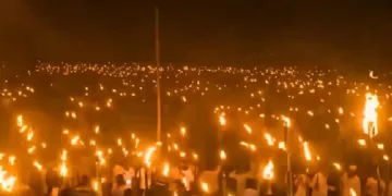 ബംഗ്ലാദേശിലെ ചിറ്റഗോങ്ങ് സര്‍വ്വകലാശാലയുടെ ഷഹീദ് മിനാറില്‍ നൂറുകണക്കിന് ബംഗ്ലാദേശികള്‍ ഇന്ത്യയില്‍ നിന്നൊഴുകുന്ന തീസ്ത നദിയുമായി ബന്ധപ്പെട്ട പദ്ധതി നടപ്പാക്കണമെന്ന് ആവശ്യപ്പെട്ട് നടത്തിയ പന്തം കൊളുത്തി പ്രകടനം