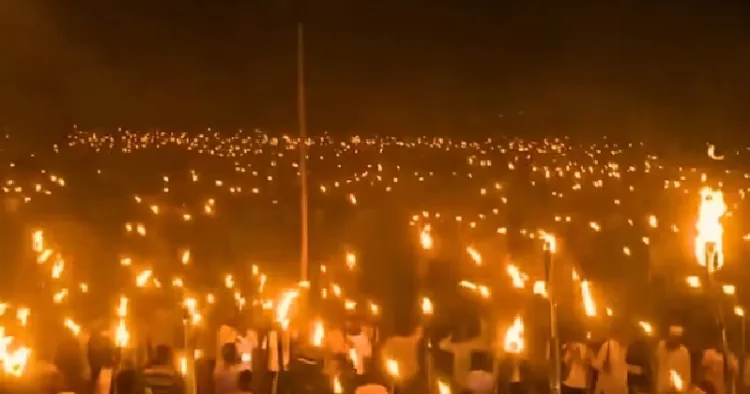 ബംഗ്ലാദേശിലെ ചിറ്റഗോങ്ങ് സര്‍വ്വകലാശാലയുടെ ഷഹീദ് മിനാറില്‍ നൂറുകണക്കിന് ബംഗ്ലാദേശികള്‍ ഇന്ത്യയില്‍ നിന്നൊഴുകുന്ന തീസ്ത നദിയുമായി ബന്ധപ്പെട്ട പദ്ധതി നടപ്പാക്കണമെന്ന് ആവശ്യപ്പെട്ട് നടത്തിയ പന്തം കൊളുത്തി പ്രകടനം