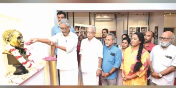 പി. പരമേശ്വരന്റെ 99-ാം ജന്മവാര്‍ഷിക ദിനത്തോടനുബന്ധിച്ച് ഭാരതീയ വിചാരകേന്ദ്രത്തില്‍ സംഘടിപ്പിച്ച അനുസ്മരണ പരിപാടിയില്‍ വിചാരകേന്ദ്രം ഡയറക്ടര്‍ ആര്‍. സഞ്ജയന്‍ പരമേശ്വര്‍ജിയുടെ പ്രതിമയില്‍ പുഷ്പാര്‍ച്ചന നടത്തുന്നു.