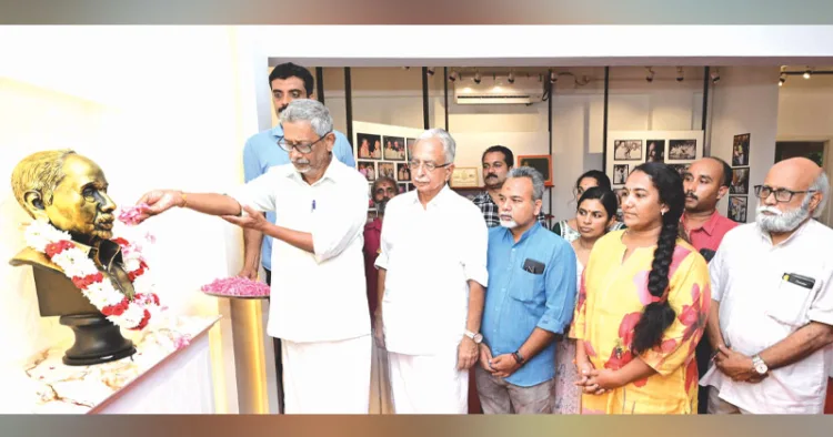 പി. പരമേശ്വരന്റെ 99-ാം ജന്മവാര്‍ഷിക ദിനത്തോടനുബന്ധിച്ച് ഭാരതീയ വിചാരകേന്ദ്രത്തില്‍ സംഘടിപ്പിച്ച അനുസ്മരണ പരിപാടിയില്‍ വിചാരകേന്ദ്രം ഡയറക്ടര്‍ ആര്‍. സഞ്ജയന്‍ പരമേശ്വര്‍ജിയുടെ പ്രതിമയില്‍ പുഷ്പാര്‍ച്ചന നടത്തുന്നു.