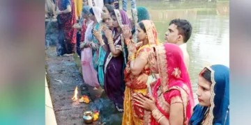 കണ്ണൂര്‍ ചെട്ടിയാര്‍ കുളത്തില്‍ ബീഹാറി കുടുംബങ്ങള്‍ നടത്തിയ ഛഠ് പൂജ