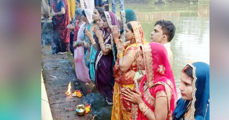 കണ്ണൂര്‍ ചെട്ടിയാര്‍ കുളത്തില്‍ ബീഹാറി കുടുംബങ്ങള്‍ നടത്തിയ ഛഠ് പൂജ