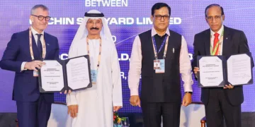 മുംബൈയില്‍ നടന്ന ഇന്ത്യ മാരിടൈം വീക്ക് 2025ല്‍ ഡ്രൈഡോക്സ് വേള്‍ഡിന്റെ സിഇഒ ക്യാപ്റ്റന്‍ റാഡോ അനോട്ടോലോവിച്ച്, കൊച്ചിന്‍ കപ്പല്‍ശാല സിഎംഡി മധു എസ്. നായരും തമ്മില്‍ ധാരണാപത്രം കൈമാറുന്നു