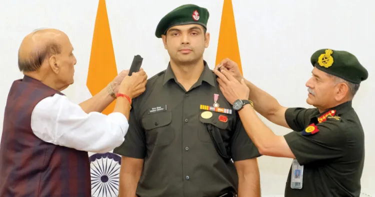 പ്രതിരോധ മന്ത്രി രാജ്‌നാഥ് സിങ്ങും കരസേനാ മേധാവി ജനറല്‍ ഉപേന്ദ്ര ദ്വിവേദിയും ചേര്‍ന്ന് നീരജ് ചോപ്രയ്ക്ക് ഓണററി ലെഫ്റ്റനന്റ് കേണല്‍ പദവി കൈമാറുന്നു
