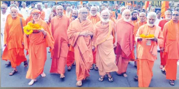 സംന്യാസിമാര്‍ നയിക്കുന്ന ധര്‍മസന്ദേശയാത്ര കോഴിക്കോട് എത്തിയപ്പോള്‍.