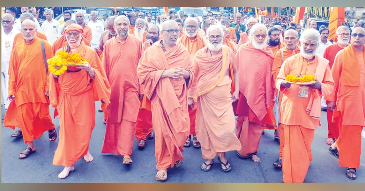 സംന്യാസിമാര്‍ നയിക്കുന്ന ധര്‍മസന്ദേശയാത്ര കോഴിക്കോട് എത്തിയപ്പോള്‍.