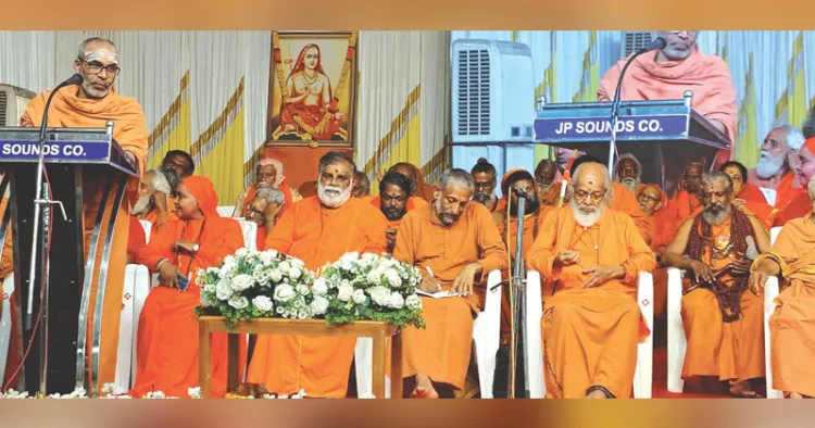 പത്തനംതിട്ടയിലെ കോഴഞ്ചേരിയില്‍ ധര്‍മസന്ദേശ യാത്രയ്ക്കു നല്‍കിയ സ്വീകരണത്തില്‍ സ്വാമി ചിദാനന്ദപുരി സംസാരിക്കുന്നു