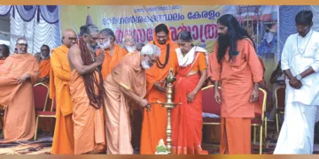 സനാതനധര്‍മ സമ്മേളനത്തില്‍ സ്വാമി പ്രജ്ഞാനാനന്ദ തീര്‍ത്ഥപാദര്‍ ഭദ്രദീപം തെളിയിക്കുന്നു