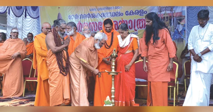 സനാതനധര്‍മ സമ്മേളനത്തില്‍ സ്വാമി പ്രജ്ഞാനാനന്ദ തീര്‍ത്ഥപാദര്‍ ഭദ്രദീപം തെളിയിക്കുന്നു