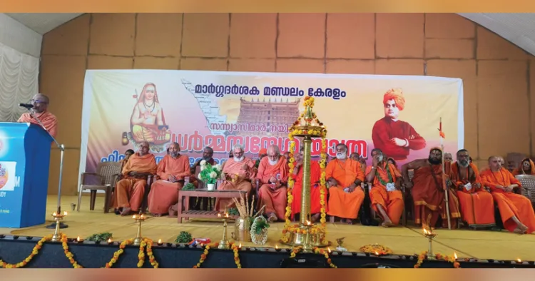 കട്ടപ്പനയില്‍ നടന്ന ഹിന്ദുവീരാട് സമ്മേളനത്തില്‍ സ്വാമി ചിദാനന്ദപുരി സംസാരിക്കുന്നു