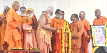 മാര്‍ഗദര്‍ശകമണ്ഡലിന്റെ നേതൃത്വത്തില്‍ ധര്‍മസന്ദേശ യാത്ര കോട്ടയത്ത് എത്തിയപ്പോള്‍. തിരുനക്കരയില്‍ ചേര്‍ന്ന വിരാട് ഹിന്ദുസമ്മേളനത്തില്‍ സ്വാമി ചിദാനന്ദപുരി ദീപം തെളിയിക്കുന്നു