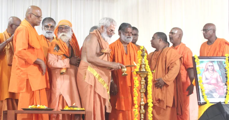 മാര്‍ഗദര്‍ശകമണ്ഡലിന്റെ നേതൃത്വത്തില്‍ ധര്‍മസന്ദേശ യാത്ര കോട്ടയത്ത് എത്തിയപ്പോള്‍. തിരുനക്കരയില്‍ ചേര്‍ന്ന വിരാട് ഹിന്ദുസമ്മേളനത്തില്‍ സ്വാമി ചിദാനന്ദപുരി ദീപം തെളിയിക്കുന്നു