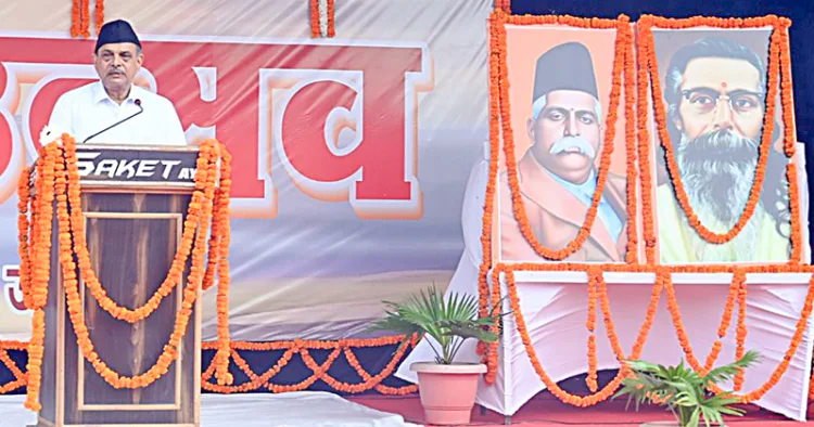 അയോദ്ധ്യ രാം കഥാ പാര്‍ക്കിലെ വിജയദശമി മഹോത്സവത്തില്‍ ആര്‍എസ്എസ് സര്‍കാര്യവാഹ് ദത്താത്രേയ ഹൊസബാളെ സംസാരിക്കുന്നു