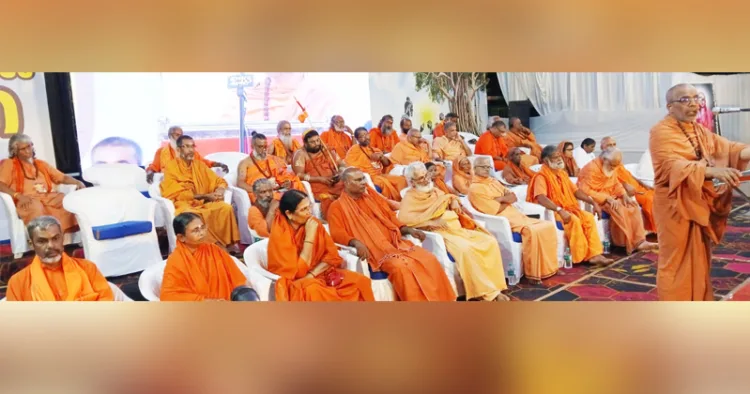 സംന്യാസികളുടെ കൂട്ടായ്മയായ മാര്‍ഗദര്‍ശക മണ്ഡല്‍ സംഘടിപ്പിക്കുന്ന ധര്‍മസന്ദേശ യാത്രയുടെ ഭാഗമായി മലപ്പുറം
താനൂരില്‍ നടന്ന ധര്‍മസന്ദേശ മഹാസമ്മേളനത്തില്‍ സ്വാമി ചിദാനന്ദപുരി മുഖ്യപ്രഭാഷണം നടത്തുന്നു