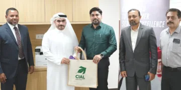 എമിറേറ്റ്‌സ് സ്‌കൈ കാര്‍ഗോ ഓപ്പറേഷന്‍സ് കേന്ദ്രയുടെ ഉദ്ഘാടന ചടങ്ങിനിടെ മാനേജര്‍ അമീര്‍ അല്‍ സറൂനിയ്ക്ക് സിയാല്‍ മാനേജിങ് ഡയറക്ടര്‍ എസ്. സുഹാസ് ഉപഹാരം കൈമാറുന്നു