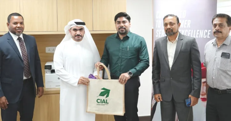 എമിറേറ്റ്‌സ് സ്‌കൈ കാര്‍ഗോ ഓപ്പറേഷന്‍സ് കേന്ദ്രയുടെ ഉദ്ഘാടന ചടങ്ങിനിടെ മാനേജര്‍ അമീര്‍ അല്‍ സറൂനിയ്ക്ക് സിയാല്‍ മാനേജിങ് ഡയറക്ടര്‍ എസ്. സുഹാസ് ഉപഹാരം കൈമാറുന്നു