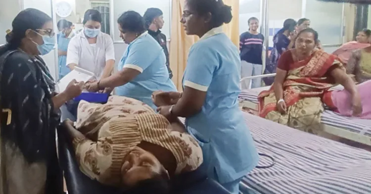 കാഞ്ഞിരംകുളത്തെ സ്വകാര്യ ആശുപത്രിയിലെത്തിച്ച രോഗിയെ മെഡിക്കല്‍ കോളേജിലേക്ക് മാറ്റുന്നു