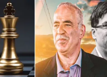 ഗാരി കാസ്പറോവ് (ഇടത്ത്) ആനന്ദ് (വലത്ത്)