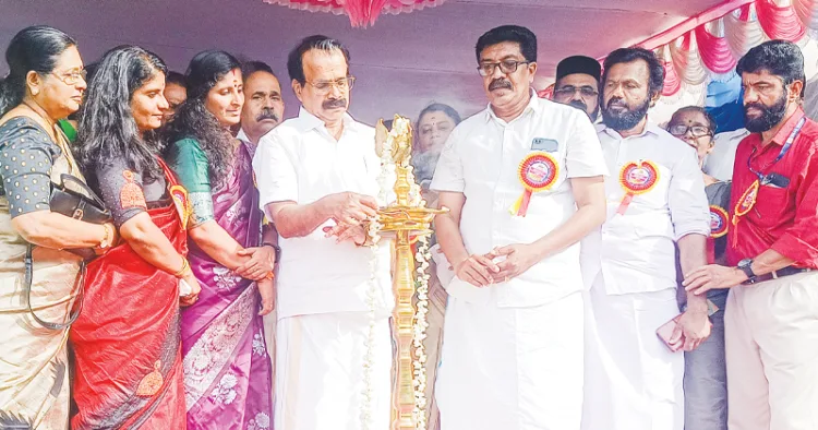 പന്തളം നഗരസഭ നിര്‍മ്മിച്ച സ്വാമി അയ്യപ്പന്‍ ബസ് ടെര്‍മിനല്‍ കേന്ദ്രമന്ത്രി ജോര്‍ജ് കുര്യന്‍ ഉദ്ഘാടനം ചെയ്യുന്നു