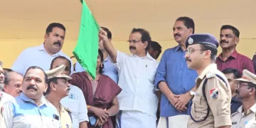 ഗുരുവായൂര്‍ മധുര എക്‌സ്പ്രസ് ട്രെയിന് പെരിനാട് അനുവദിച്ച സ്റ്റോപ്പിന്റ ഫ്‌ളാഗ്ഓഫ് കേന്ദ്രമന്ത്രി ജോര്‍ജ് കുര്യന്‍ നിര്‍വഹിക്കുന്നു. എന്‍.കെ. പ്രേമചന്ദ്രന്‍ എംപി സമീപം