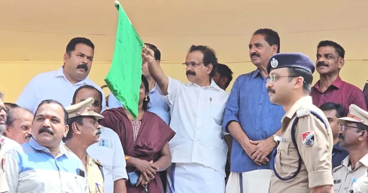 ഗുരുവായൂര്‍ മധുര എക്‌സ്പ്രസ് ട്രെയിന് പെരിനാട് അനുവദിച്ച സ്റ്റോപ്പിന്റ ഫ്‌ളാഗ്ഓഫ് കേന്ദ്രമന്ത്രി ജോര്‍ജ് കുര്യന്‍ നിര്‍വഹിക്കുന്നു. എന്‍.കെ. പ്രേമചന്ദ്രന്‍ എംപി സമീപം