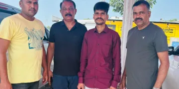 കേരള പോലീസ് പ്രതിയെ (ചുവപ്പ് ഷർട്ട് ) ഗുജറാത്തിൽ നിന്നും പിടികൂടിയപ്പോൾ