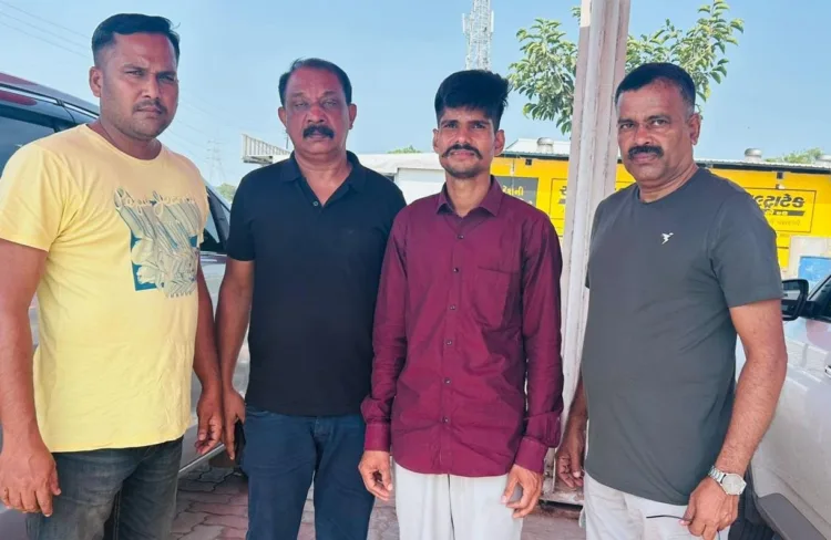 കേരള പോലീസ് പ്രതിയെ (ചുവപ്പ് ഷർട്ട് ) ഗുജറാത്തിൽ നിന്നും പിടികൂടിയപ്പോൾ