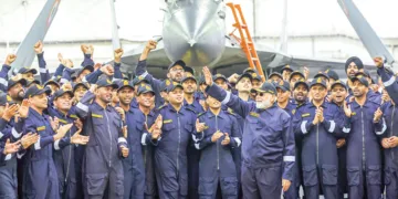 ഐഎന്‍എസ് വിക്രാന്തില്‍ ദീപാവലി ആഘോഷിക്കാനെത്തിയ പ്രധാനമന്ത്രി നരേന്ദ്ര മോദി നാവികര്‍ക്കൊപ്പം