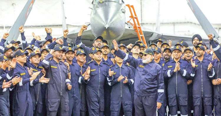 ഐഎന്‍എസ് വിക്രാന്തില്‍ ദീപാവലി ആഘോഷിക്കാനെത്തിയ പ്രധാനമന്ത്രി നരേന്ദ്ര മോദി നാവികര്‍ക്കൊപ്പം