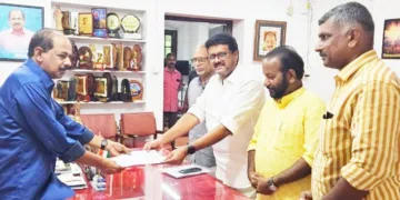 നെല്‍കര്‍ഷകരുടെ പ്രശ്‌നങ്ങള്‍ പരിഹരിക്കണമെന്ന് ആവശ്യപ്പെട്ട് കേരള സംയുക്ത കര്‍ഷക വേദി സംസ്ഥാന ജനറല്‍ കണ്‍വീനര്‍ ഷാജി രാഘവന്‍ ഭക്ഷ്യവകുപ്പ് മന്ത്രി ജി.ആര്‍. അനില്‍കുമാറിന് നിവേദനം നല്‍കുന്നു