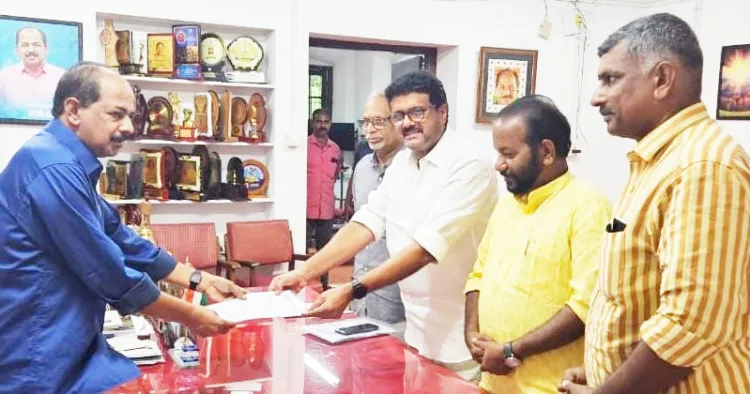 നെല്കര്ഷകരുടെ പ്രശ്നങ്ങള് പരിഹരിക്കണമെന്ന് ആവശ്യപ്പെട്ട് കേരള സംയുക്ത കര്ഷക വേദി സംസ്ഥാന ജനറല് കണ്വീനര് ഷാജി രാഘവന് ഭക്ഷ്യവകുപ്പ് മന്ത്രി ജി.ആര്. അനില്കുമാറിന് നിവേദനം നല്കുന്നു