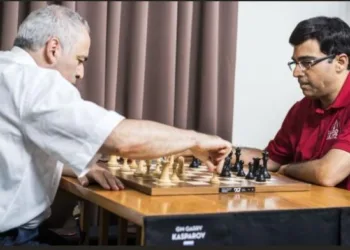 ഗാരി കാസ്പറോവ് (ഇടത്ത്) വിശ്വനാഥന്‍ ആനന്ദ് (വലത്ത്)