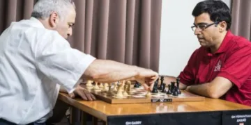 ഗാരി കാസ്പറോവ് (ഇടത്ത്) വിശ്വനാഥന്‍ ആനന്ദ് (വലത്ത്)