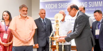 എറണാകുളം അവന്യൂ റീജന്റില്‍ സംഘടിപ്പിച്ച കൊച്ചി ഷിപ്പ്ബില്‍ഡിങ് സമ്മിറ്റ് 2025 ഷിപ്പ്‌യാര്‍ഡ് ചെയര്‍മാന്‍ മധു എസ്. നായര്‍ ഉദ്ഘാടനം ചെയ്യുന്നു. ഡോ. ദൃഷ്ടിശ്രീ ബോര്‍ദലായ്, വേണു രാജാമണി, അശോക് കുമാര്‍, ഹോര്‍മിസ് തരകന്‍, ഡോ. ഡി. ധന്‍രാജ്, എം.പി. മുരളീധരന്‍ സമീപം