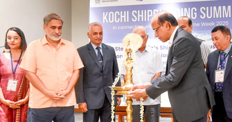 എറണാകുളം അവന്യൂ റീജന്റില്‍ സംഘടിപ്പിച്ച കൊച്ചി ഷിപ്പ്ബില്‍ഡിങ് സമ്മിറ്റ് 2025 ഷിപ്പ്‌യാര്‍ഡ് ചെയര്‍മാന്‍ മധു എസ്. നായര്‍ ഉദ്ഘാടനം ചെയ്യുന്നു. ഡോ. ദൃഷ്ടിശ്രീ ബോര്‍ദലായ്, വേണു രാജാമണി, അശോക് കുമാര്‍, ഹോര്‍മിസ് തരകന്‍, ഡോ. ഡി. ധന്‍രാജ്, എം.പി. മുരളീധരന്‍ സമീപം