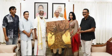 കൃഷ്ണപ്രിയയുടെ ചിത്രങ്ങള്‍ ഗവര്‍ണര്‍ രാജേന്ദ്ര വിശ്വനാഥ് ആര്‍ലേക്കര്‍ ഏറ്റുവാങ്ങുന്നു. കുമ്മനം രാജശേഖരന്‍, ഡോ. ജി. ശങ്കര്‍, സംവിധായകന്‍ ശരത് ഹരിദാസ്, നിനു എസ്. ചന്ദ്രന്‍ എന്നിവര്‍ സമീപം