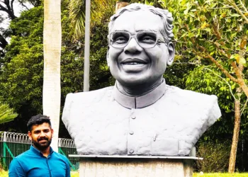 രാജ്ഭവനില്‍ രാഷ്ട്രപതി ദ്രൗപതി മുര്‍മു 23ന് അനാച്ഛാദനം ചെയ്യുന്ന മുന്‍ രാഷ്ട്രപതി കെ.ആര്‍. നാരായണന്റെ അര്‍ദ്ധകായ പ്രതിമ. ശില്‍പി ഇടുക്കി സിജോ സമീപം