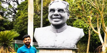 രാജ്ഭവനില്‍ രാഷ്ട്രപതി ദ്രൗപതി മുര്‍മു 23ന് അനാച്ഛാദനം ചെയ്യുന്ന മുന്‍ രാഷ്ട്രപതി കെ.ആര്‍. നാരായണന്റെ അര്‍ദ്ധകായ പ്രതിമ. ശില്‍പി ഇടുക്കി സിജോ സമീപം