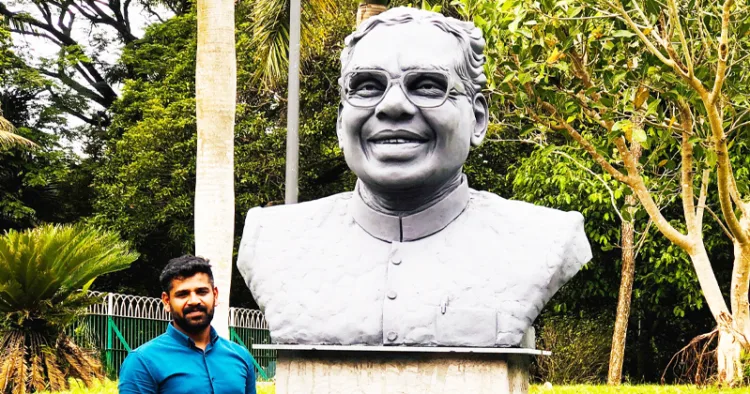 രാജ്ഭവനില്‍ രാഷ്ട്രപതി ദ്രൗപതി മുര്‍മു 23ന് അനാച്ഛാദനം ചെയ്യുന്ന മുന്‍ രാഷ്ട്രപതി കെ.ആര്‍. നാരായണന്റെ അര്‍ദ്ധകായ പ്രതിമ. ശില്‍പി ഇടുക്കി സിജോ സമീപം