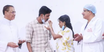 അജിന്‍ ഏലിയാസിനു മധുരം നല്‍കുന്ന ആവണി കൃഷ്ണ. ഫാ. പോള്‍ കരേടന്‍, ഡോ. ജോസ് ചാക്കോ പെരിയപ്പുറം എന്നിവര്‍ സമീപം