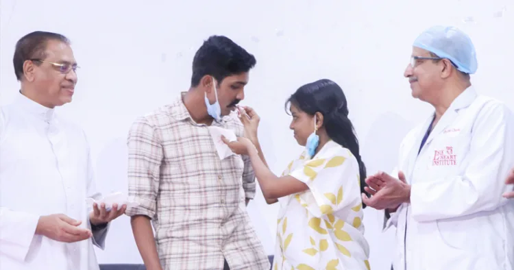 അജിന് ഏലിയാസിനു മധുരം നല്കുന്ന ആവണി കൃഷ്ണ. ഫാ. പോള് കരേടന്, ഡോ. ജോസ് ചാക്കോ പെരിയപ്പുറം എന്നിവര് സമീപം