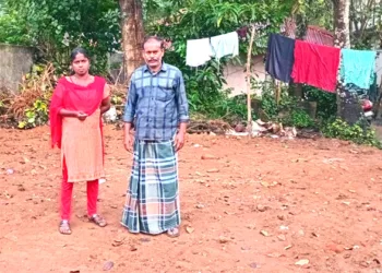 ഷിബുവും ഭാര്യയും തങ്ങളുടെ പുരയിടത്തില്‍ (കെഎസ്ഇബിയുടെ സ്റ്റേ കമ്പിയും കാണാം)