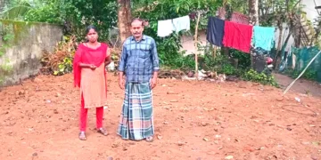 ഷിബുവും ഭാര്യയും തങ്ങളുടെ പുരയിടത്തില്‍ (കെഎസ്ഇബിയുടെ സ്റ്റേ കമ്പിയും കാണാം)