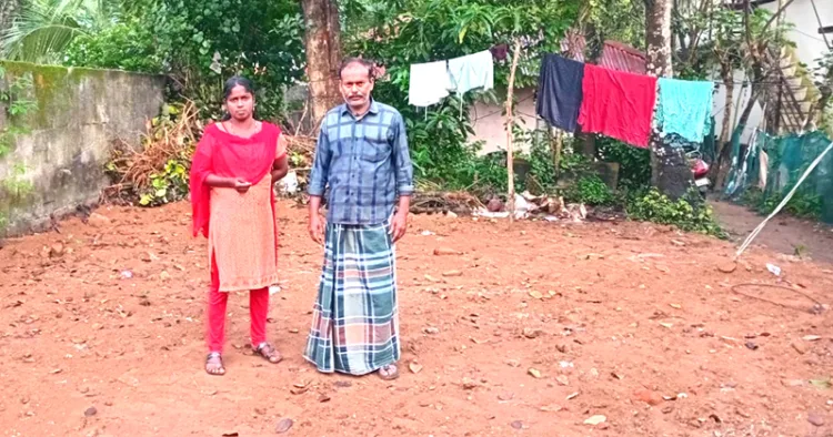 ഷിബുവും ഭാര്യയും തങ്ങളുടെ പുരയിടത്തില്‍ (കെഎസ്ഇബിയുടെ സ്റ്റേ കമ്പിയും കാണാം)