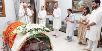 അന്തരിച്ച മുതിര്‍ന്ന ബിജെപി നേതാവ് പ്രൊഫ. വി.കെ. മല്‍ഹോത്രയ്ക്ക് പ്രധാനമന്ത്രി നരേന്ദ്ര മോദി അന്ത്യാഞ്ജലി അര്‍പിക്കുന്നു. ദല്‍ഹി മുഖ്യമന്ത്രി രേഖ ഗുപ്ത, ബിജെപി ദേശീയ പ്രസിഡന്റ് ജെ.പി. നഡ്ഡ, വി.കെ. മല്‍ഹോത്രയുടെ കുടുംബാംഗങ്ങള്‍ എന്നിവര്‍ സമീപം