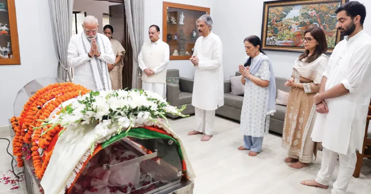 അന്തരിച്ച മുതിര്‍ന്ന ബിജെപി നേതാവ് പ്രൊഫ. വി.കെ. മല്‍ഹോത്രയ്ക്ക് പ്രധാനമന്ത്രി നരേന്ദ്ര മോദി അന്ത്യാഞ്ജലി അര്‍പിക്കുന്നു. ദല്‍ഹി മുഖ്യമന്ത്രി രേഖ ഗുപ്ത, ബിജെപി ദേശീയ പ്രസിഡന്റ് ജെ.പി. നഡ്ഡ, വി.കെ. മല്‍ഹോത്രയുടെ കുടുംബാംഗങ്ങള്‍ എന്നിവര്‍ സമീപം