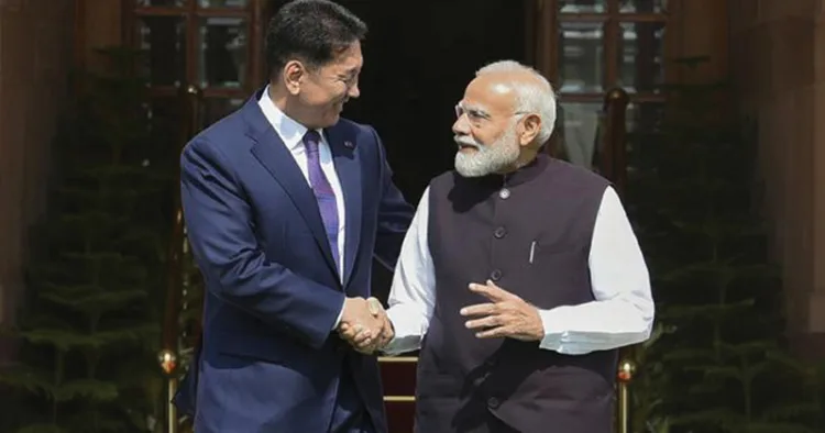 പ്രധാനമന്ത്രി നരേന്ദ്ര മോദി മംഗോളിയന്‍ പ്രസിഡന്റ് ഖുറെല്‍സുഖ് ഉഖ്നയുമായി ന്യൂദല്‍ഹിയിലെ ഹൈദരാബാദ് ഹൗസില്‍ കൂടിക്കാഴ്ച നടത്തിയപ്പോള്‍